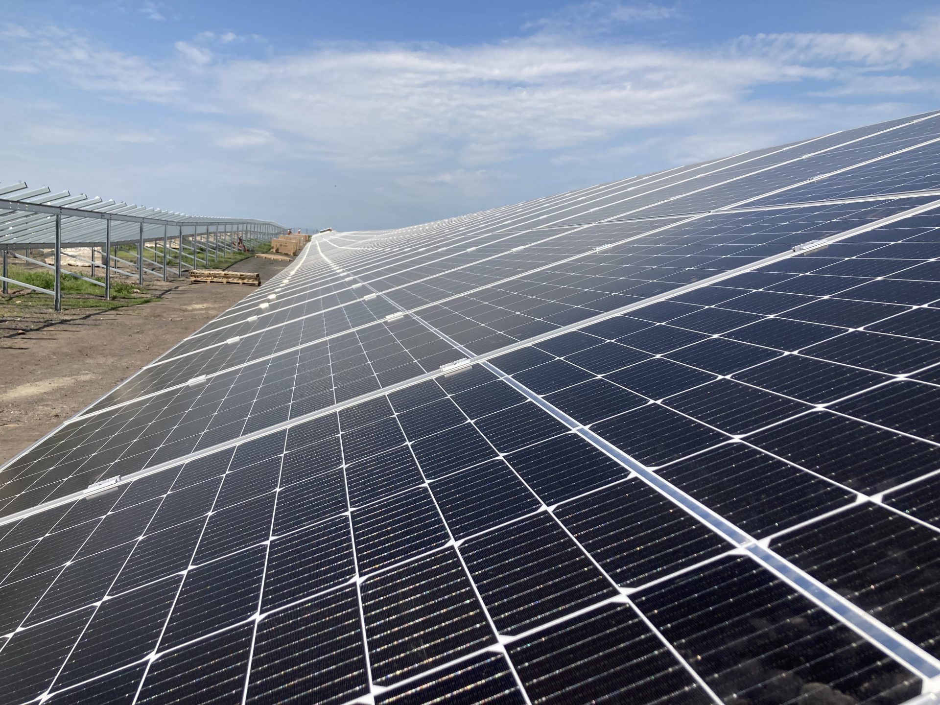 Installation des premiers modules solaires du parc photovoltaïque de Lucy à Montceau