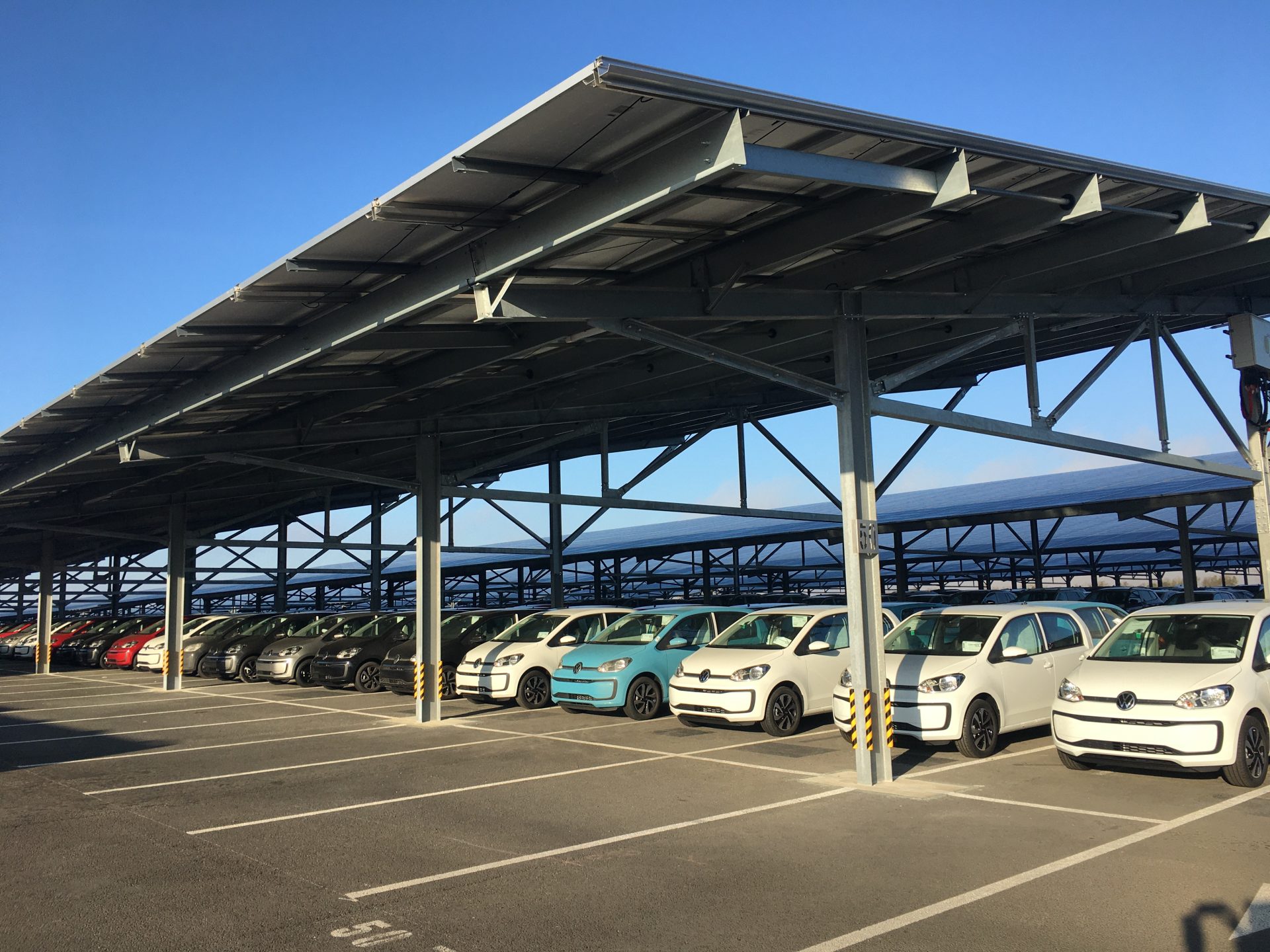Les ombrières de parking du Volkswagen Groupe France
Les ombrières de parking du groupe Volkswagen ont été mises en place par ENGIE Green. Cette installation, dédiée à la production d’électricité solaire, permet ainsi de décarboner les activités de l’entreprise.
