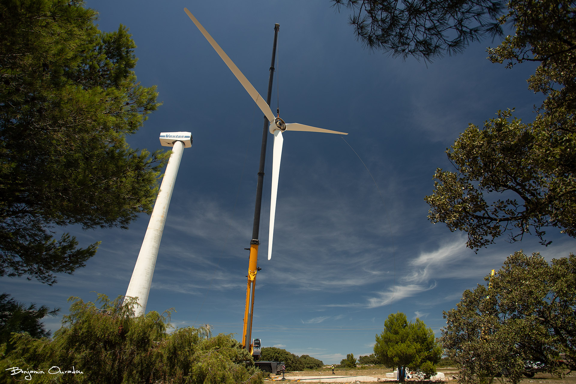 La construction d’un parc éolien
Menée par des ingénieurs, des électriciens et des génies civilistes, la construction d’un parc éolien terrestre s’étend sur 12 à 18 mois. Elle débute par des travaux de terrassement et la création de chemins d’accès et d’un réseau électrique enterré. Le chantier se poursuit avec la pose des fondations et la mise en place des éoliennes. Après leur raccordement au poste de livraison, les éoliennes sont mises sous tension et des experts procèdent à des tests pour vérifier le bon fonctionnement de l’ensemble de l’installation.
