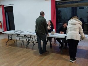 Question de visiteurs à la permanence publique